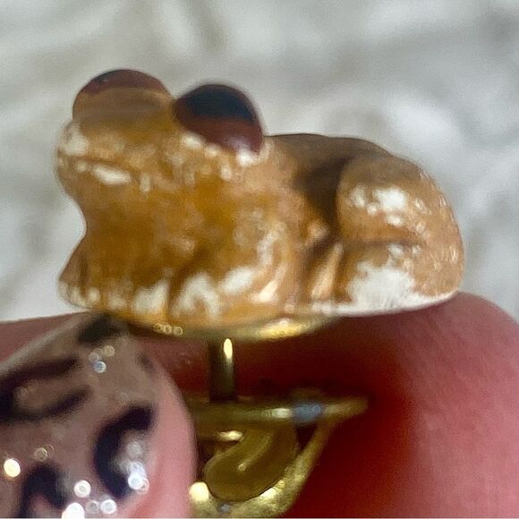 Vintage Frog Lapel Pins or Tie Tacks Set of Two Brown Resin Enameled Frogs - Picture 6 of 6